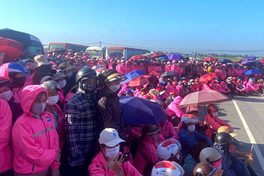 5.000 công nhân sáng đến cổng rồi về, công ty lý giải về định mức lao động