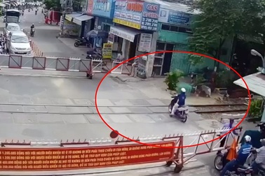 Cố vượt đường tàu - Được gì khi nhanh chậm chỉ vài giây?