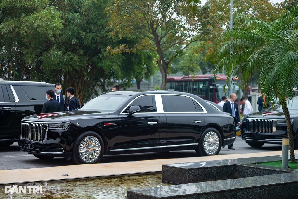Cận cảnh xe limousine chở Chủ tịch Trung Quốc trong chuyến thăm Việt Nam - 8 Cận cảnh xe limousine chở Chủ tịch Trung Quốc trong chuyến thăm Việt Nam - 8