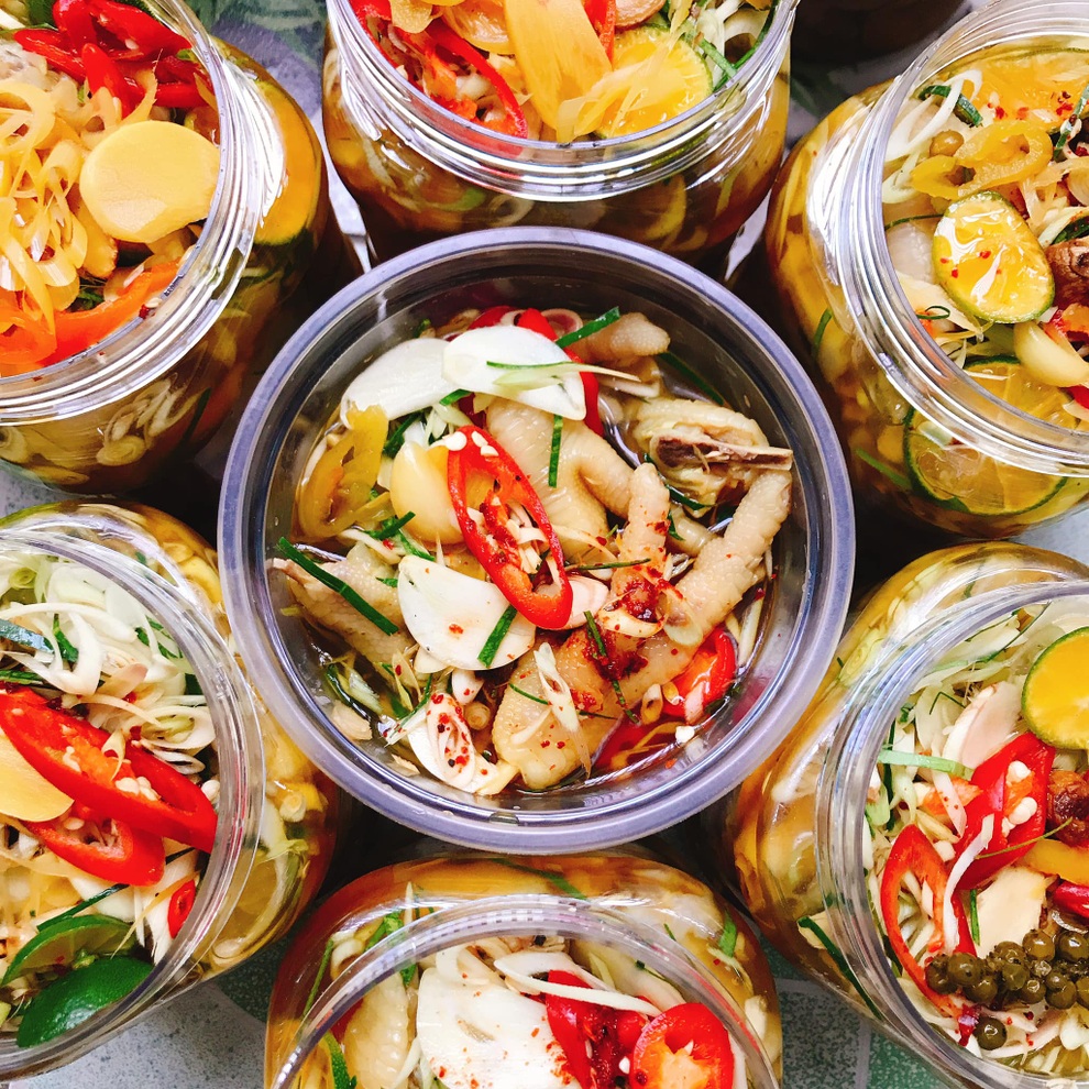 Nhà thiết kế thời trang đi bán bánh, trái cây, chân gà sả tắc thời dịch - 5 Nhà thiết kế thời trang đi bán bánh, trái cây, chân gà sả tắc thời dịch - 5