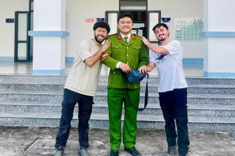 Cuộc gặp tình cờ giúp du khách nước ngoài tìm lại túi tiền rơi tại Việt Nam