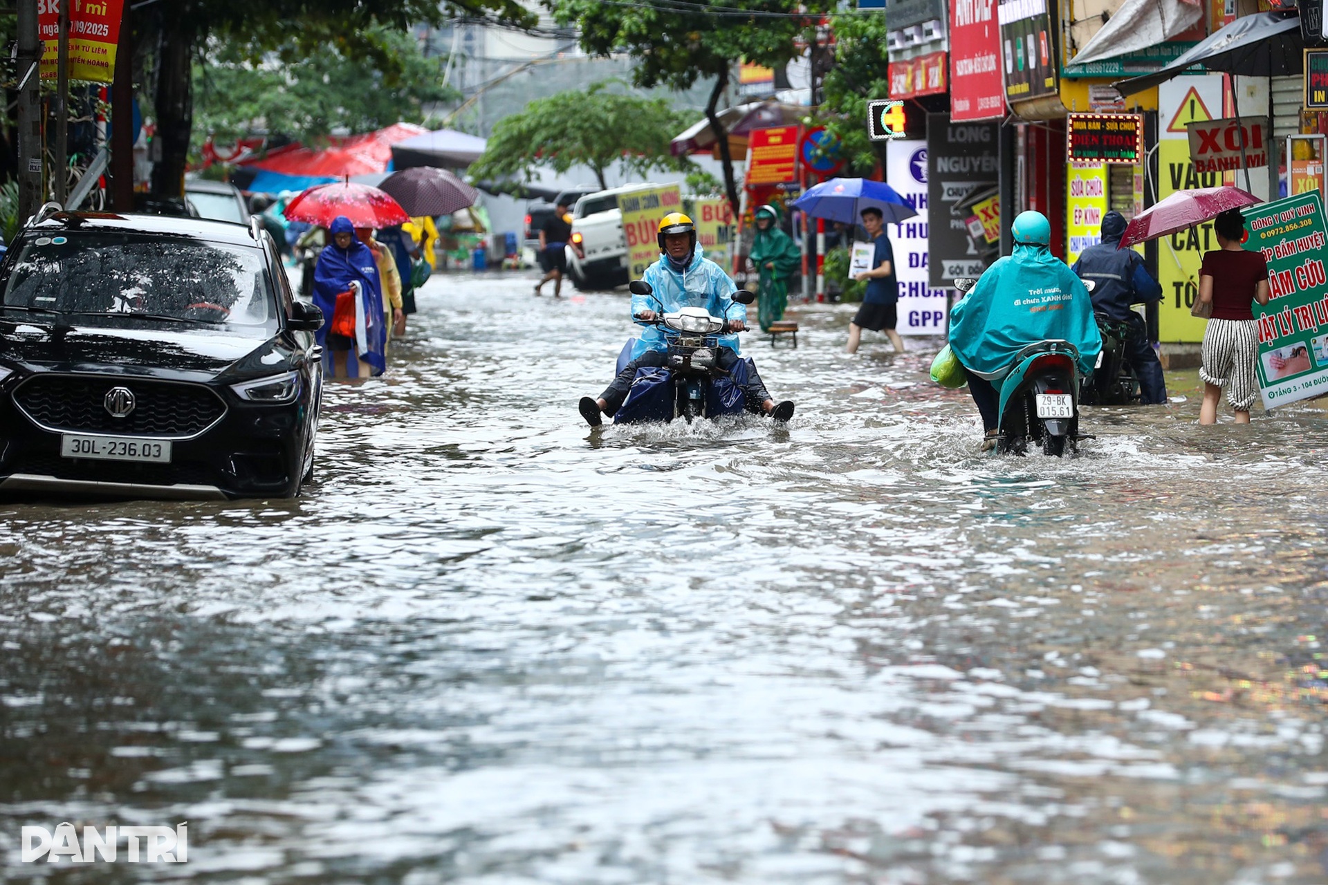 Nhiều đường Hà Nội ngập sâu, người dân lắp máy bơm, đắp bao cát chống ngập - 2 Nhiều đường Hà Nội ngập sâu, người dân lắp máy bơm, đắp bao cát chống ngập - 2