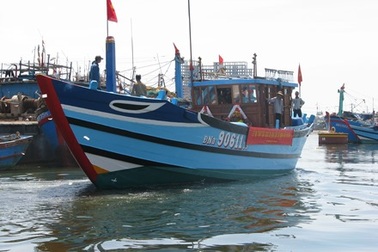 Hạ thủy tàu dịch vụ hậu cần và đánh bắt hướng ra Hoàng Sa