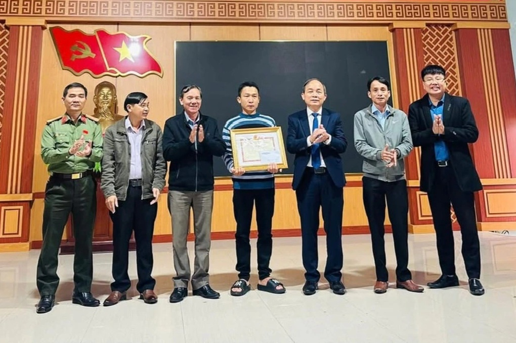 Khen thưởng người hùng nhảy xuống dòng nước xiết, cứu 3 nữ sinh - 2 Khen thưởng người hùng nhảy xuống dòng nước xiết, cứu 3 nữ sinh - 2