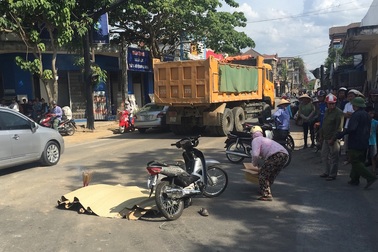 Người phụ nữ chết thảm dưới bánh xe “hổ vồ”