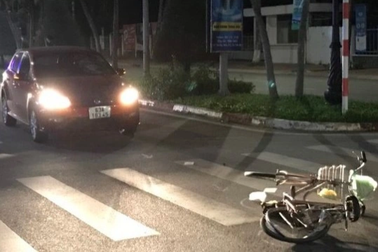 Tìm thân nhân người đàn ông đi xe đạp bị ô tô tông tử vong