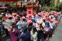 Người dân đội nắng, chen chúc chờ làm lễ chuyển vận dịp rằm tháng Giêng