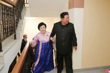 Ông Kim Jong-un tặng nhà cho "Quý bà áo hồng" nổi tiếng Triều Tiên