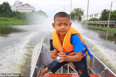 Thái Lan: Cậu bé 5 tuổi tự lái xuồng máy tới trường
