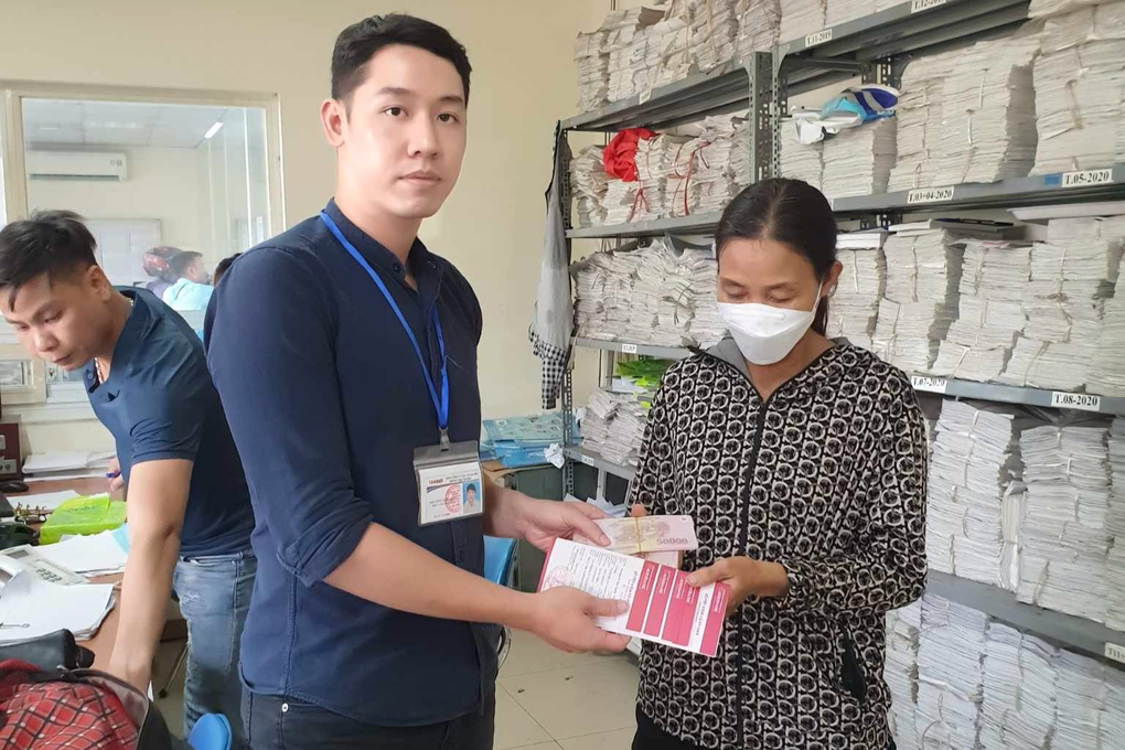 Hà Nội: Hành khách bỏ quên 2 tỷ đồng mua nhà trên xe buýt và cái kết đẹp - 1 Hà Nội: Hành khách bỏ quên 2 tỷ đồng mua nhà trên xe buýt và cái kết đẹp - 1
