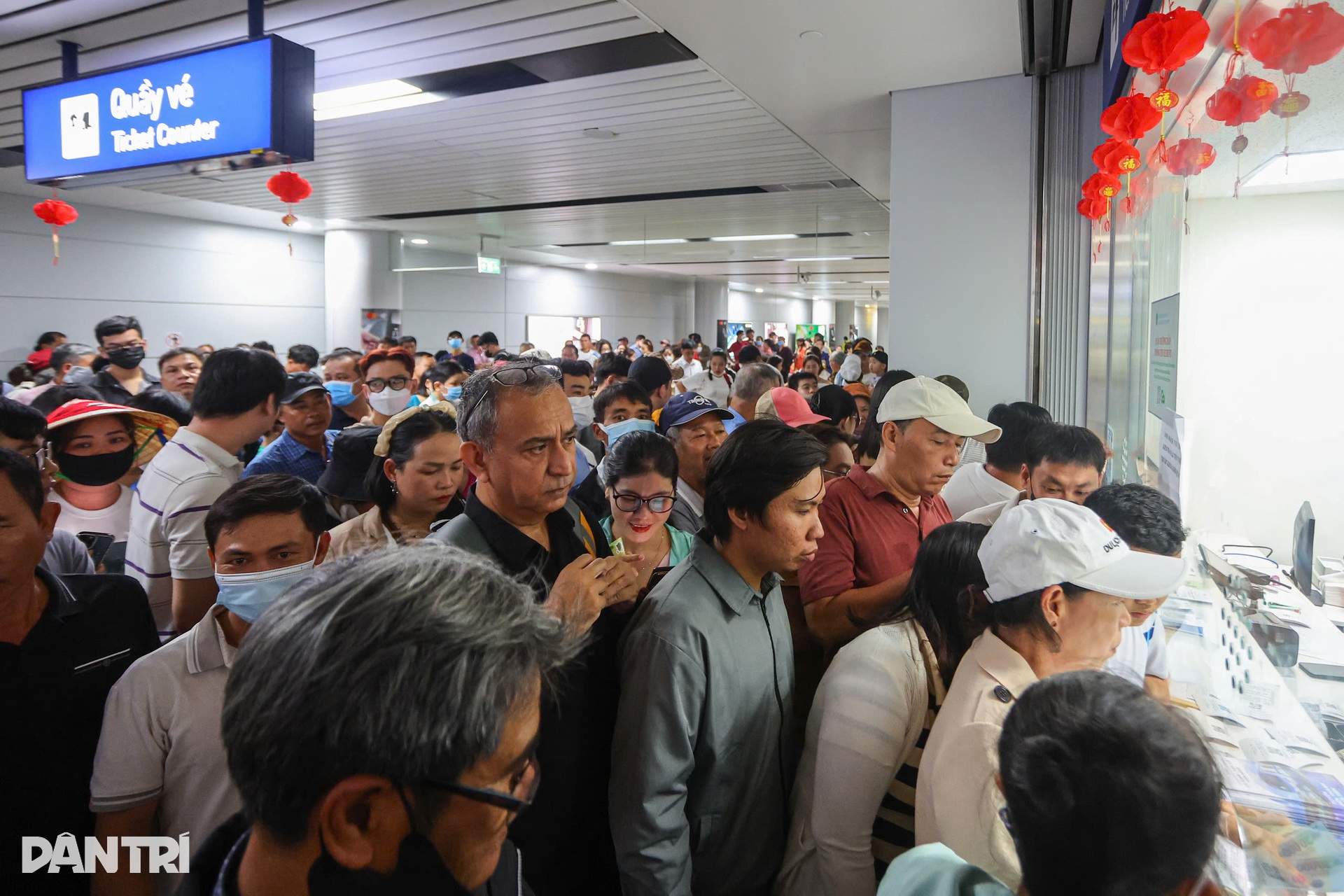 Hành khách chờ cả tiếng vẫn chưa lên được Metro số 1 - 3 Hành khách chờ cả tiếng vẫn chưa lên được Metro số 1 - 3