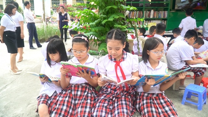 Trẻ em với sách. Ảnh minh họa
