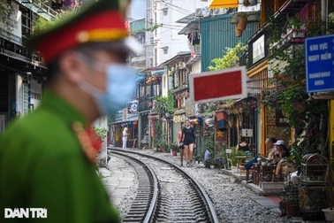Ứng xử với phố cà phê đường tàu