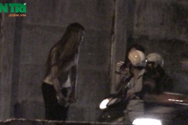 Nhộn nhịp phố mại dâm giữa đêm Sài Gòn