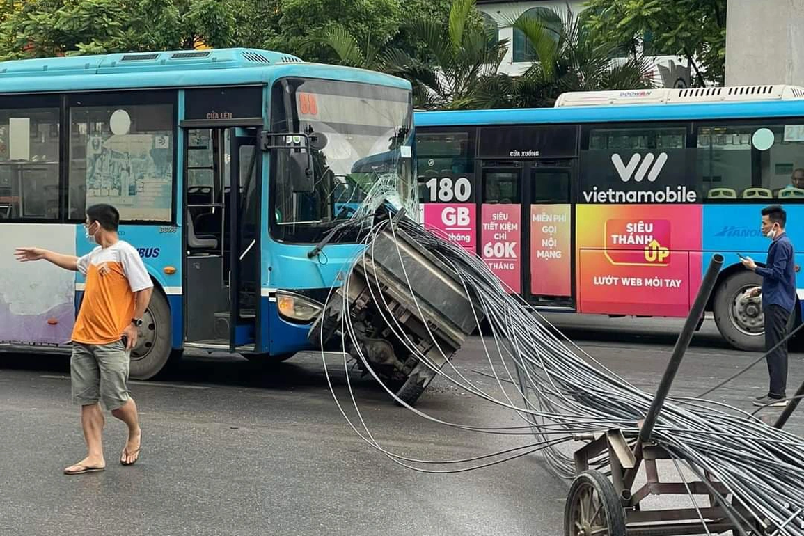 Bó sắt trên xe ba bánh xuyên thủng đầu xe buýt ở Hà Nội - 3 Bó sắt trên xe ba bánh xuyên thủng đầu xe buýt ở Hà Nội - 3
