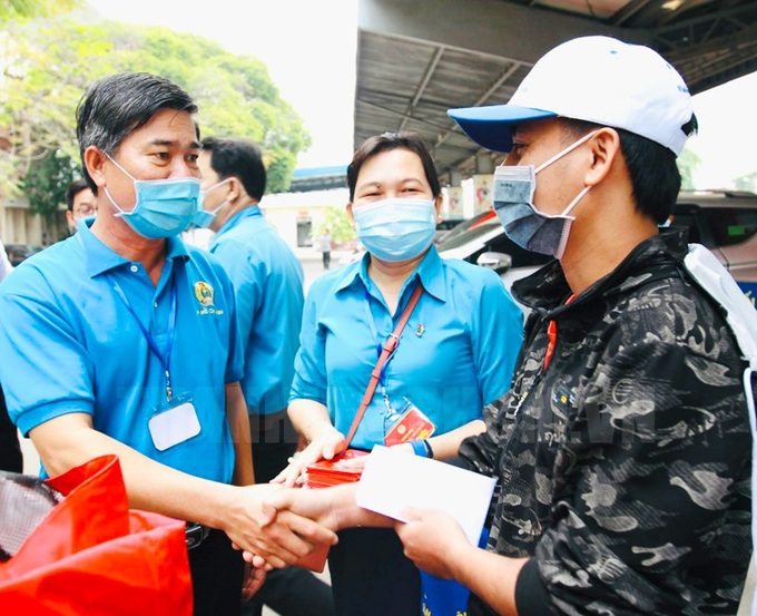 Phó Chủ tịch Liên đoàn Lao động TP.HCM Phạm Chí Tâm động viên và trao quà cho công nhân lao động về quê đón Tết năm 2021.