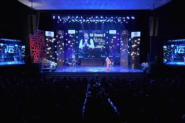 Danh hài Hoài Linh bất ngờ khoe giọng hát rất "tình" trong liveshow Hồ Quang 8