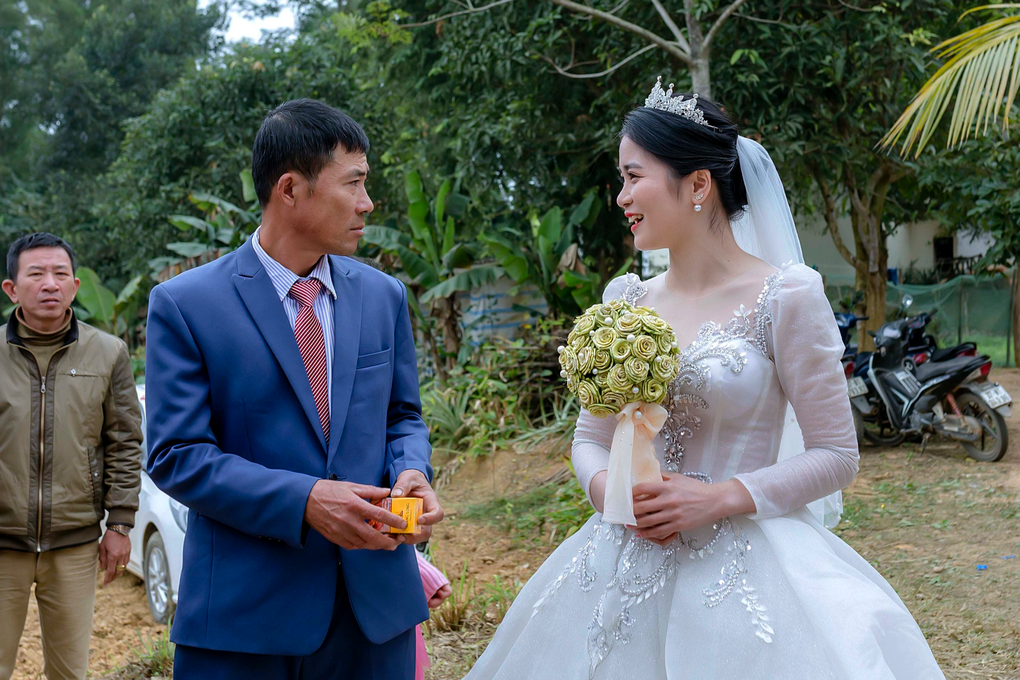 Ông nội 70 tuổi tỉ mẩn tuốt lá tro non tết hoa cưới cho cháu gây sốt mạng - 4 Ông nội 70 tuổi tỉ mẩn tuốt lá tro non tết hoa cưới cho cháu gây sốt mạng - 4