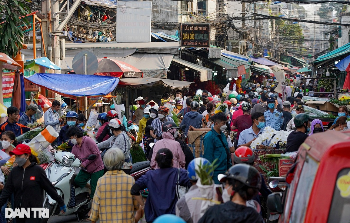 Người dân chen chân giữa chợ hoa lớn nhất TPHCM ngày giáp Tết - 4 Người dân chen chân giữa chợ hoa lớn nhất TPHCM ngày giáp Tết - 4
