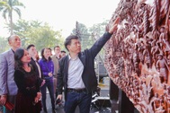 Chiêm ngưỡng tranh gỗ "khủng" nặng 2 tấn, lập kỷ lục ở Hà Nội