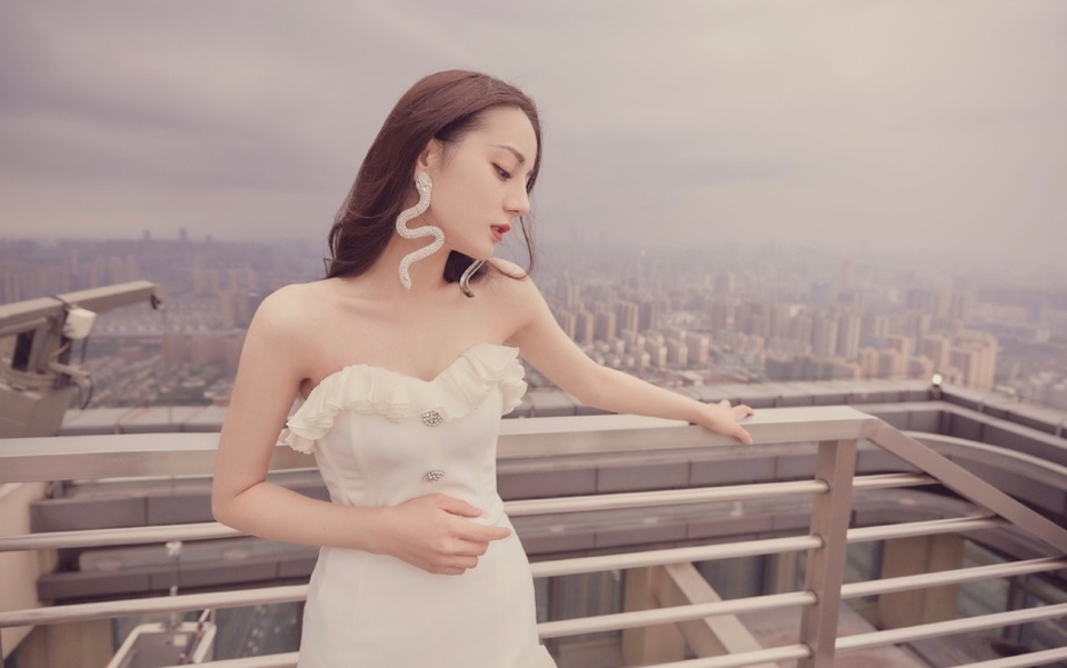 Địch Lệ Nhiệt Ba hoảng hốt vì bị fan cuồng “tấn công” - 9 Địch Lệ Nhiệt Ba hoảng hốt vì bị fan cuồng “tấn công” - 9
