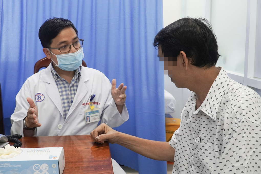Lần đầu nội soi trị căn bệnh khiến người mắc chỉ sống được 5 tháng - 3 Lần đầu nội soi trị căn bệnh khiến người mắc chỉ sống được 5 tháng - 3