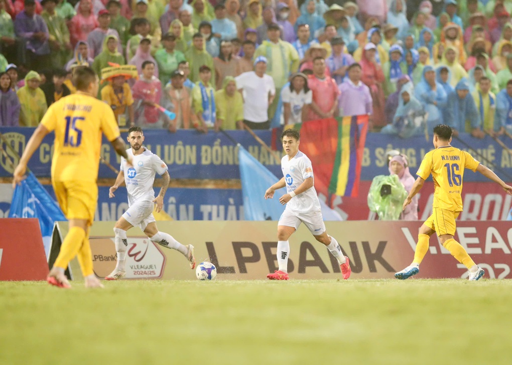 Đánh bại SL Nghệ An, CLB Nam Định tiến sát ngôi vương V-League - 2 Đánh bại SL Nghệ An, CLB Nam Định tiến sát ngôi vương V-League - 2