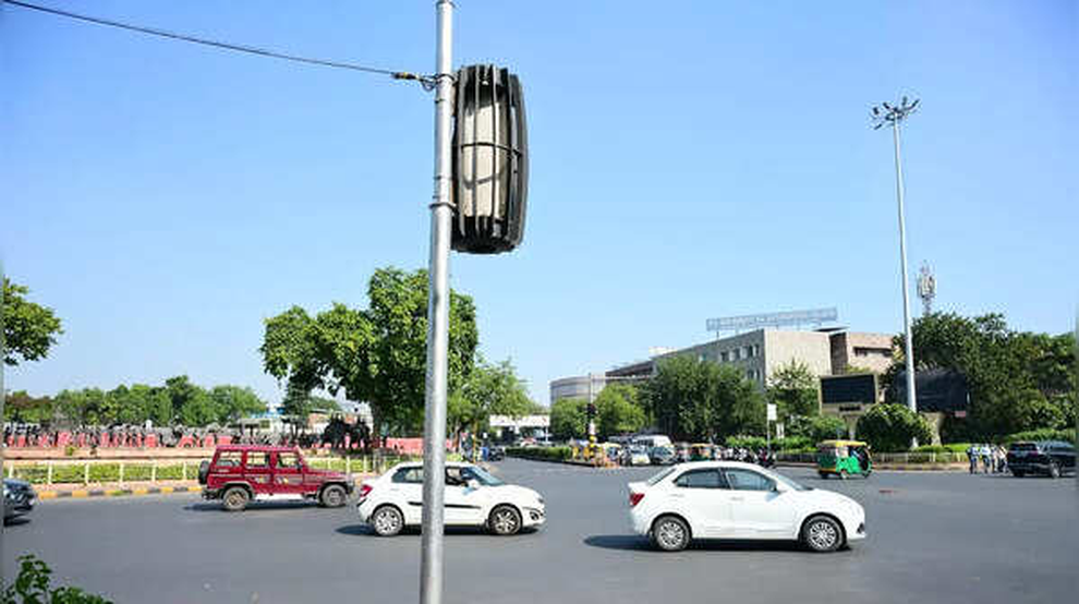 Thành phố lắp máy lọc không khí ngoài đường, bị mỉa mai như muối bỏ biển - 1