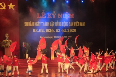 "Giữ vững sự đoàn kết thống nhất trong Đảng, sự gắn bó mật thiết giữa Đảng và nhân dân"