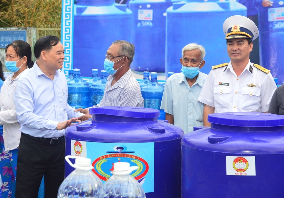 Nhiều tổ chức chung tay “giải khát” người dân Bến Tre - 2 Nhiều tổ chức chung tay “giải khát” người dân Bến Tre - 2