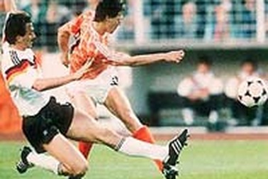 “Cơn lốc màu da cam” thổi bay “xe tăng” Đức?