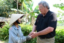 Ông "Mai" kéo vĩ cầm và nguồn quỹ đặc biệt dành cho phụ nữ nghèo Quảng Ngãi