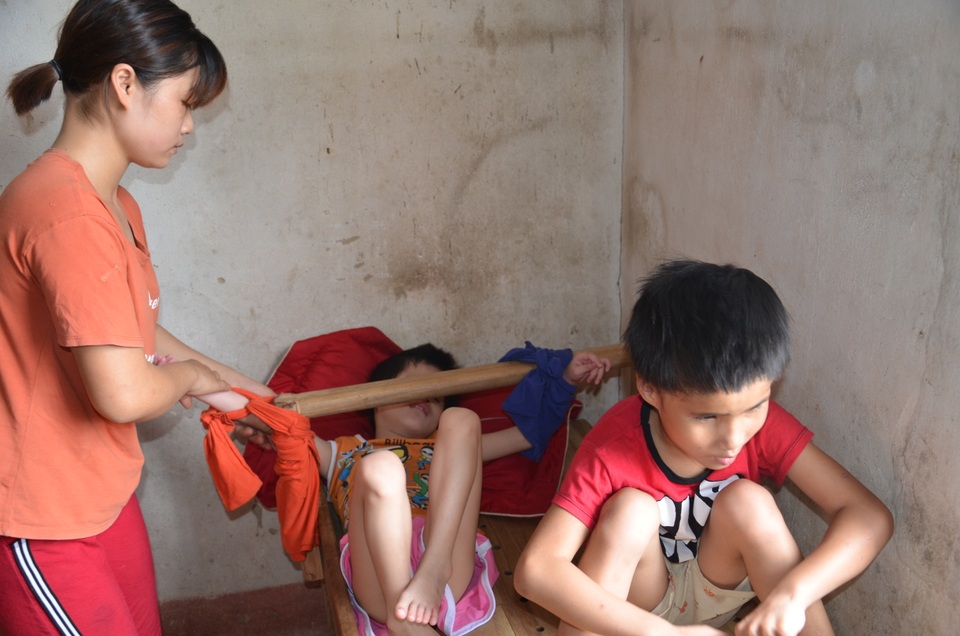 Nhói lòng cảnh cô bé bị mẹ cột vào thang gỗ, gia đình nghèo khổ nhất huyện - 3 Nhói lòng cảnh cô bé bị mẹ cột vào thang gỗ, gia đình nghèo khổ nhất huyện - 3