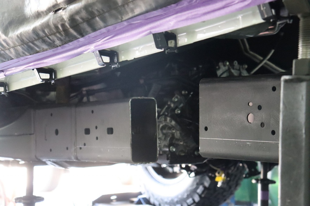 Toyota Land Cruiser LC300 bị cưa đôi làm xe bán tải - 5 Toyota Land Cruiser LC300 bị cưa đôi làm xe bán tải - 5