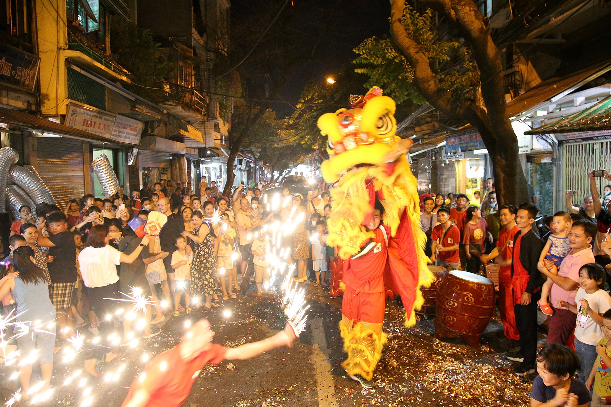 Sôi động đêm trung thu trên đường phố Hà Nội - 13 Sôi động đêm trung thu trên đường phố Hà Nội - 13