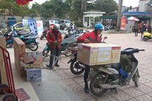 Dân giao hàng chạy xô, kiếm bộn tiền cận Tết