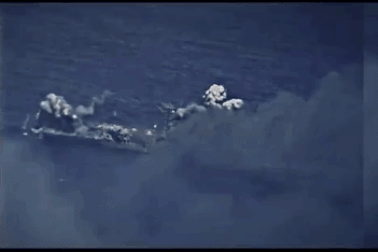 Khoảnh khắc tàu ngầm hạt nhân Mỹ diễn tập nã ngư lôi làm gẫy đôi chiến hạm