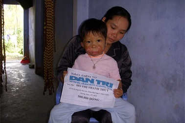 Quỹ Nhân ái tiếp tục đến với bé Thanh Thủy, cô giáo Nga Minh và chị Thu Hà