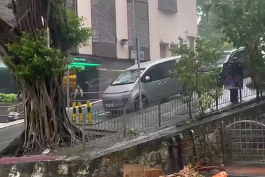 Mưa và gió do ảnh hưởng của bão Yagi ở Hong Kong (Trung Quốc)