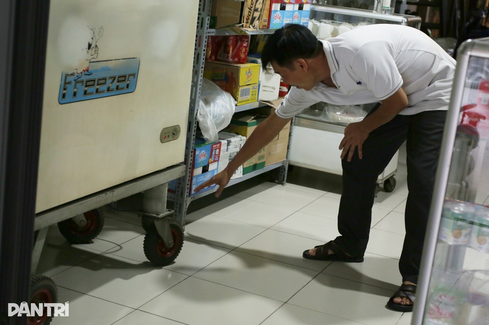 Mới đầu mùa mưa, người dân TPHCM đã khổ vì ngập - 6 Mới đầu mùa mưa, người dân TPHCM đã khổ vì ngập - 6