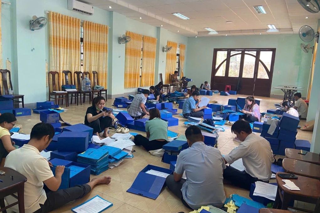 Cán bộ làm từ sáng tới khuya phân loại hồ sơ trước khi bỏ cấp huyện - 1 Cán bộ làm từ sáng tới khuya phân loại hồ sơ trước khi bỏ cấp huyện - 1