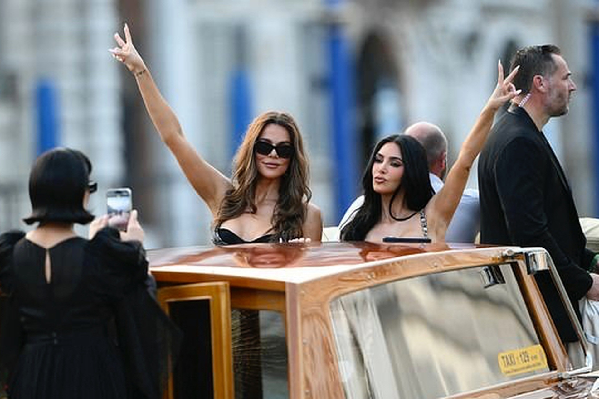 Kim Kardashian và dàn sao hào hứng dự đám cưới tỷ phú Jeff Bezos - 2 Kim Kardashian và dàn sao hào hứng dự đám cưới tỷ phú Jeff Bezos - 2