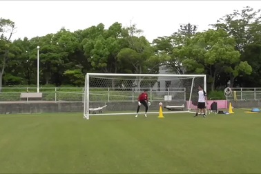 Văn Lâm tập luyện trong màu áo CLB Cerezo Osaka