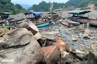 Hàng tấn rác thải, gỗ mục phủ kín mặt hồ Hủa Na