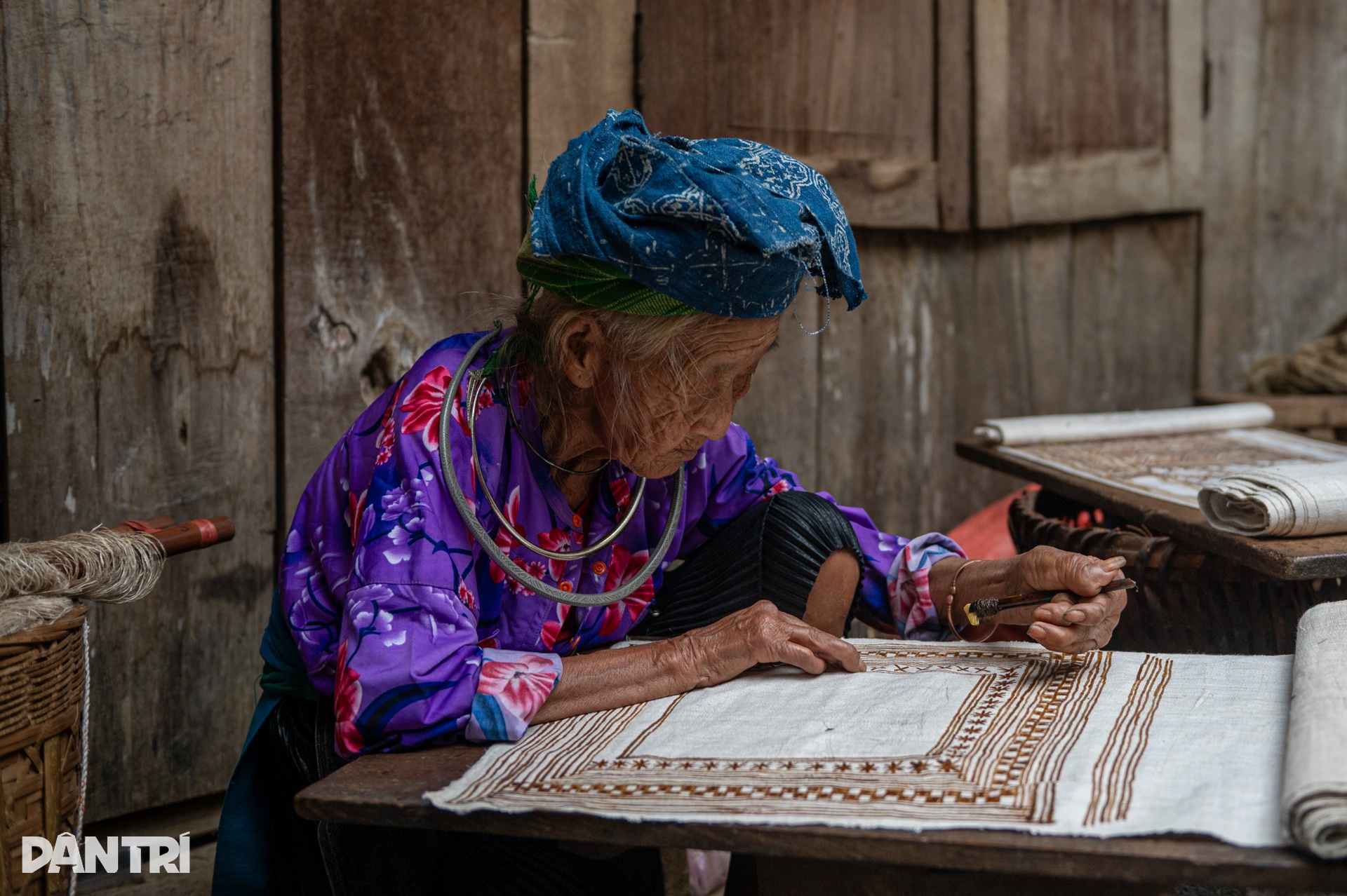 Phụ nữ Mông ổn định kinh tế, đưa sản phẩm dệt lanh Lùng Tám ra thế giới - 13 Phụ nữ Mông ổn định kinh tế, đưa sản phẩm dệt lanh Lùng Tám ra thế giới - 13