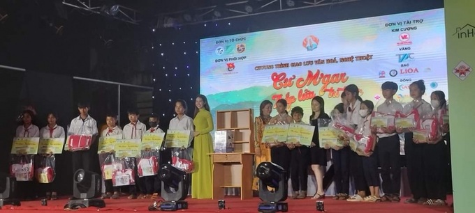 Tặng quà cho trẻ em có hoàn cảnh khó khăn ở huyện cư Mgar nhân Tháng hành động vì trẻ em.