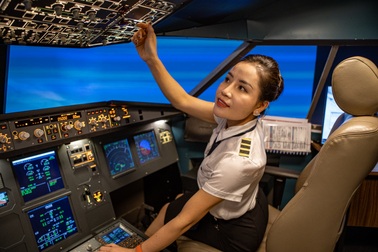 Người Hà Nội chi tiền triệu lái máy bay Airbus cảm giác rung lắc như thật