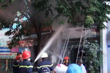 Giải cứu người phụ nữ mắc kẹt trong căn nhà bốc cháy