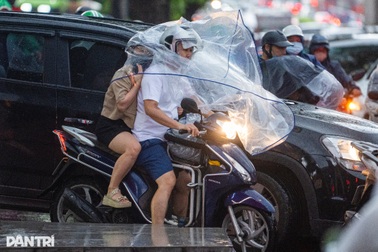 Ảnh hưởng bão Bualoi, người dân Hà Nội vất vả đội mưa đi làm sáng đầu tuần