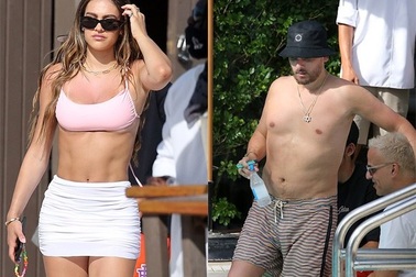 "Tay chơi" Scott Disick lộ bụng phệ bên bạn gái bốc lửa kém 18 tuổi